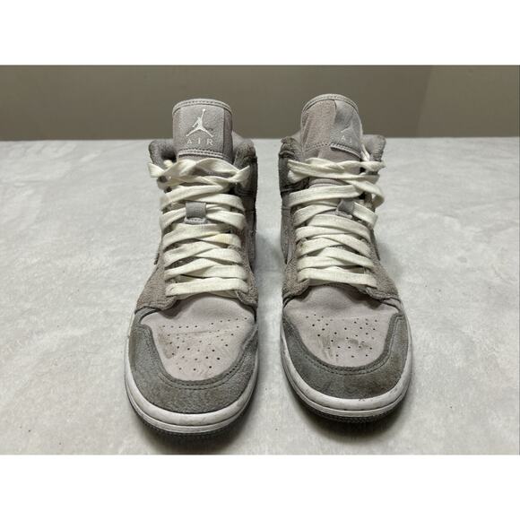 Nike Women’s Air Jordan 1 Size 8 Mid SE Particle Gray DO7139‑002 Rare Vintage - Picture 2 of 8
